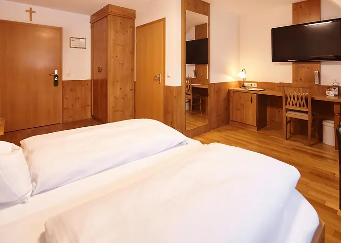 Hotel Zu Den Drei Kronen 3*