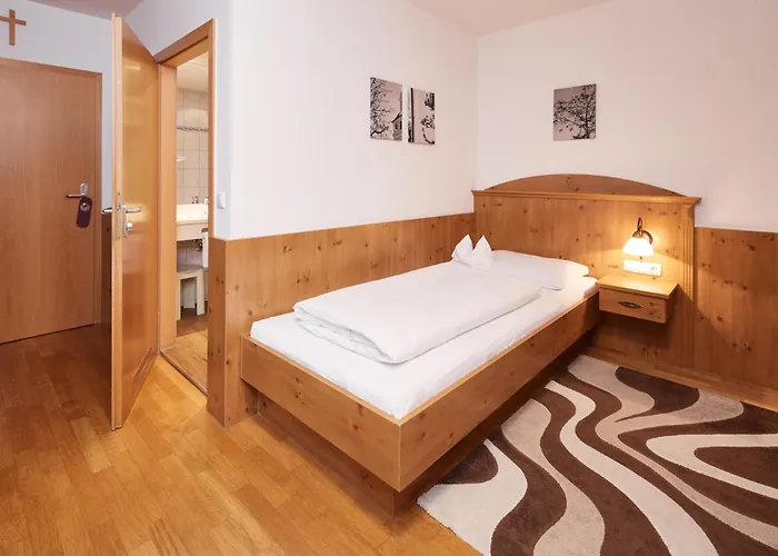 Zu Den Drei Kronen Hotel